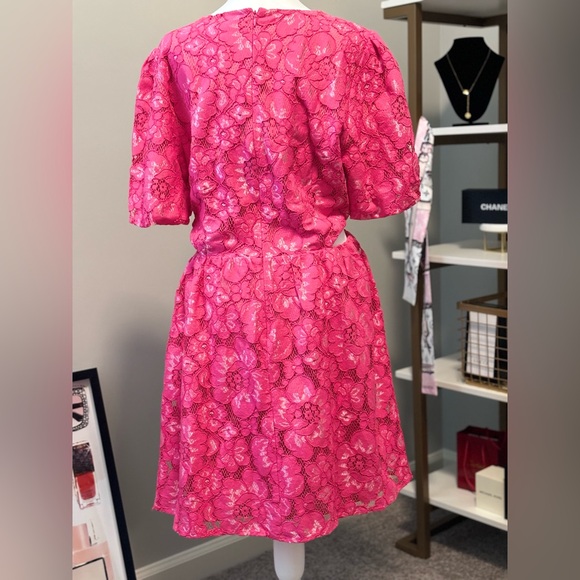 WAYF Plaza Lace Mini Dress Magenta Round Neck Zip Closure Short Sleeve NWT XL - Picture 2 of 6